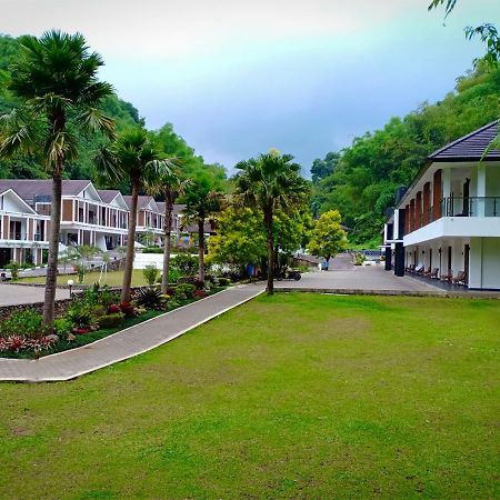 Zuri Resort Cipanas Puncak Exterior photo