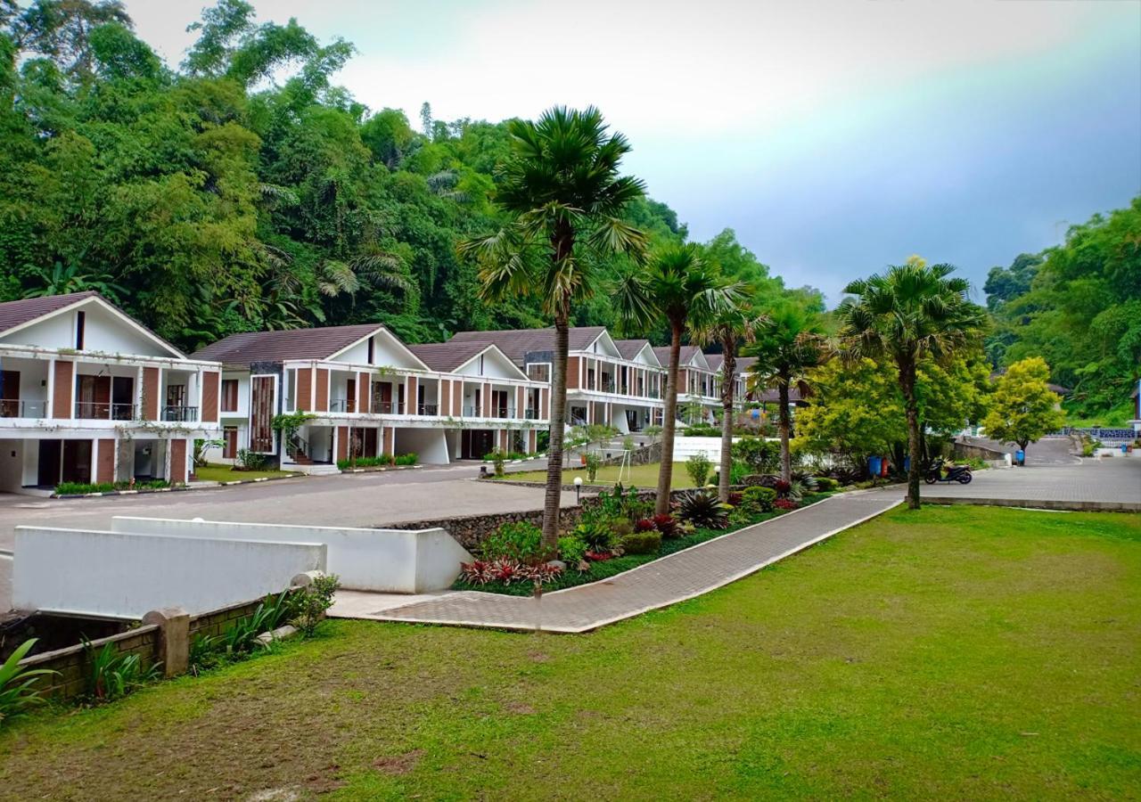 Zuri Resort Cipanas Puncak Exterior photo