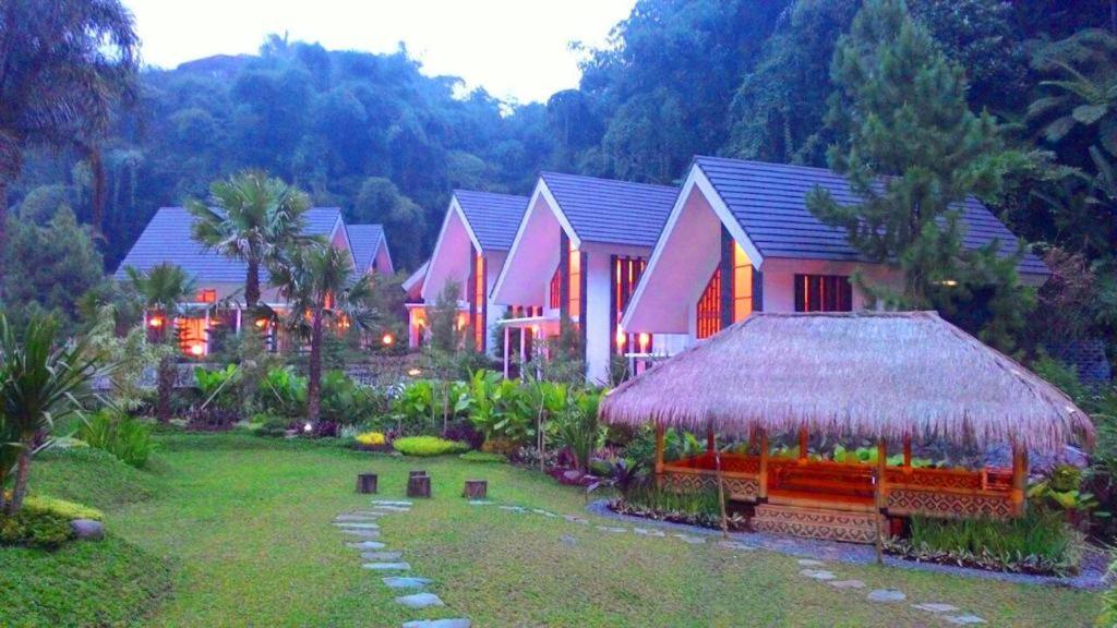 Zuri Resort Cipanas Puncak Exterior photo